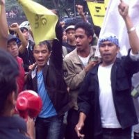 Massa PMII Jabar Geruduk Gedung Sate