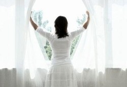 Kebiasaan Membuka Jendela yang Mulai Dilupakan