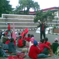 Berupaya Gagalkan Lelang Perusahaan, Buruh Bentrok dengan Polisi 