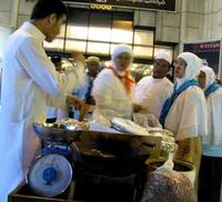 Jamaah Haji Berburu Oleh-oleh