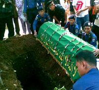 Sulis Dimakamkan di TPU Karet Bivak