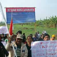 Warga Lakarsantri Tolak Penghijauan di Tanah Kas Desa