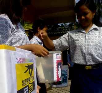 Pelajar Galang Koin Peduli Prita