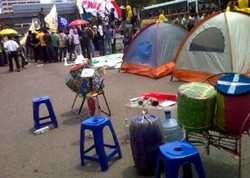 Demonstran Gelar Kampung Pengungsi Keadilan Iklim