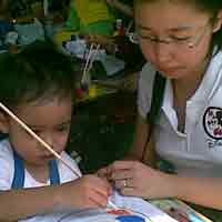 Anak dan Ibu Kompak Menggambar Bersama di Kaos