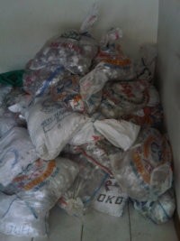 Belasan Karung Koin untuk Prita Terkumpul di Posko Langsat