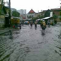 Hujan 1 Jam, Jalan di Surabaya Tergenang Air