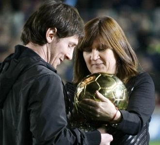 Messi Pamer Bola Emas