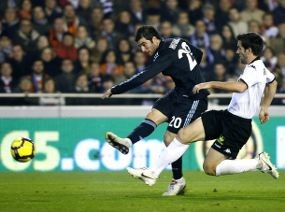 Dua Gol Higuain Menangkan Madrid