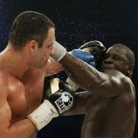 Klitschko Pertahankan Gelar