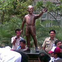 Pengunjung Taman Menteng Foto-foto di Patung Obama 