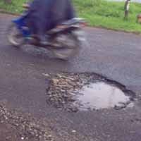 Mengelak Lubang Jatuh Motor di Jalan Antapani Bandung 