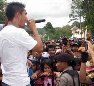 Naff Konser di Perbatasan Indonesia-Malaysia