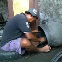 Kreatifnya Pengrajin Ban Bekas Jalan Karet