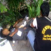 Diduga Over Dosis, Pemuda Bertato Terkapar di Pinggir Jalan