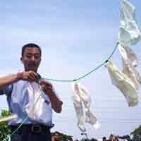 Kecam Korupsi SLG, Warga Kediri Kibarkan CD dan Bra