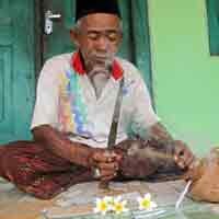 Larisnya Jasa Pawang Hujan di Saat Musim Penghujan