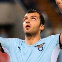 Milan Menimang-nimang Pandev