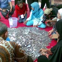 Mahasiswa Ramai-Ramai Jadi Relawan Penghitung Koin Prita