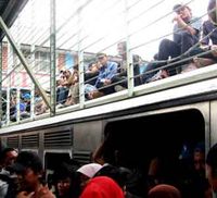 Penumpang KA Menumpuk di Depok