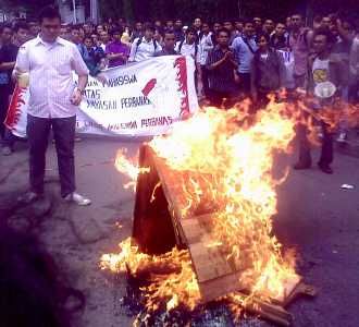 Mahasiswa Perbanas Bakar Ban