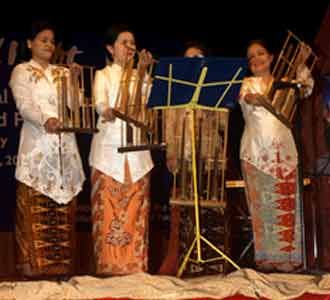 Angklung Meriahkan Indonesian Cultural Night 