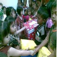 Sambut Natal, Siswa TK Berbagi dengan Anak Yatim 