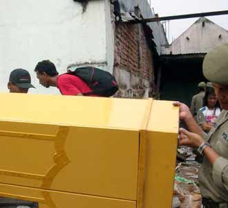 35 Bangli Dibongkar Paksa