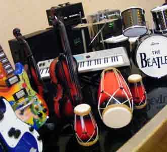 Beragam Miniatur Alat Musik
