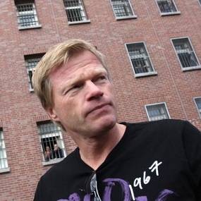 Kahn Sarankan Lehmann Pensiun