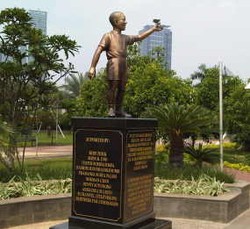 Mending Patung Bambang Pamungkas Daripada Obama