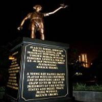 Grup FB Turunkan Patung Obama Siap Class Action