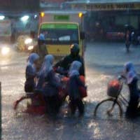 Surabaya Diguyur Hujan Deras, Genangan Air Bermunculan