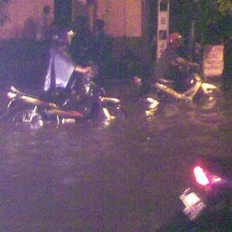Surabaya Dikepung Banjir