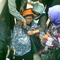 Perempuan Paruh Baya Kesurupan Saat Ikut Joget Kuda Lumping