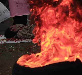 Mahasiswa Perbanas Bakar Ban