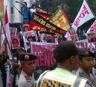 Menuntut Transparansi Century