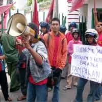 Gaji Belum Dibayar, Buruh Percetakan Geruduk Rumah Bos PT GSP