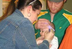 Risiko Tindik Telinga Saat Masih Bayi