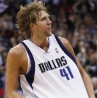 Double-Double Nowitzki Menangkan Mavs