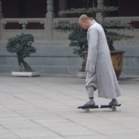 Biksu Main Skateboard Hebohkan China