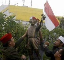 Bendera Merah Putih Terpasang di Patung Obama Hanya 5 Menit