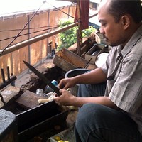 Suro, Penjamas Keris Pasar Turi Laris Manis