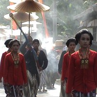 Ratusan Orang Berebut Kembang Kanthil di Petilasan Sri Aji Joyoboyo