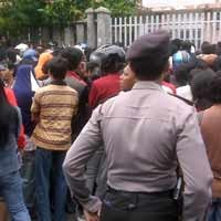 Massa Kembali Serbu Gelora Pancasila 