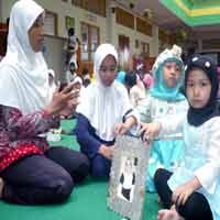 Hari Ibu, Siswa TK Hiasi Pigura Bergambar Sri Mulyani 