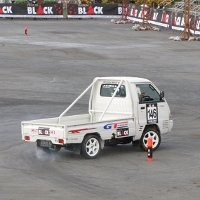 GT Radial Unjuk Kualitas Lewat Slalom 