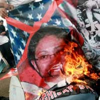 Foto Menkes Dibakar di Depan Istana