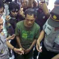 Pelaku Pura-pura Sebagai Petugas Bank