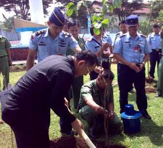 Dada Rosada Tanam Pohon